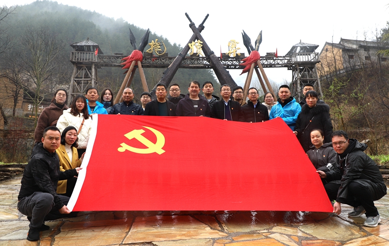 在抱犊寨红色廉政教育基地陈列馆,党员们驻足在一块块图文并茂的展板