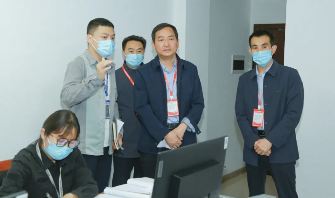 网站首页>头条新闻>祁建峰首先来到基地视频监控区,详